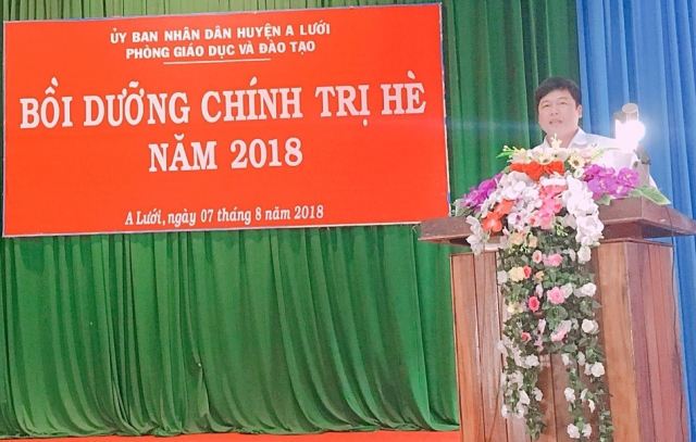 Thầy Trần Viết Văn Phó Trưởng Phong GD - ĐT huyện phát biểu khai giảng lớp học